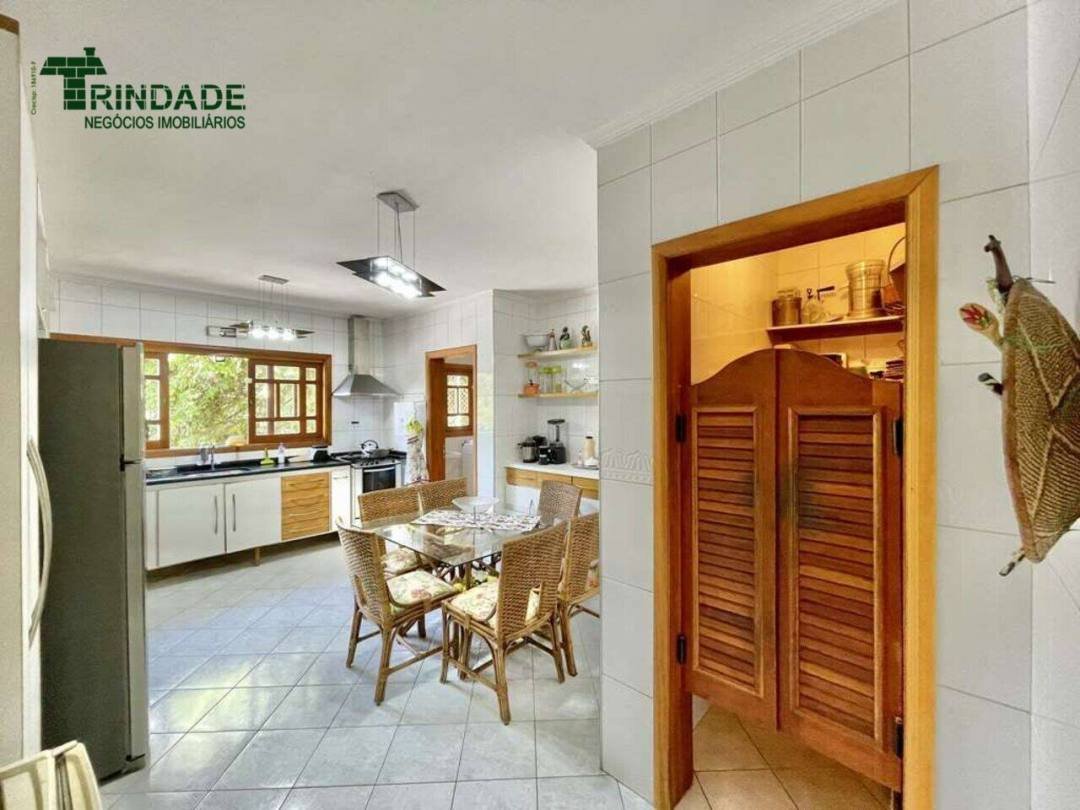 Casa com 4 dormitórios à venda, 336 m² por R$ 1.500.000,00 - Granja Viana - Carapicuíba/SP — foto 19 de 51