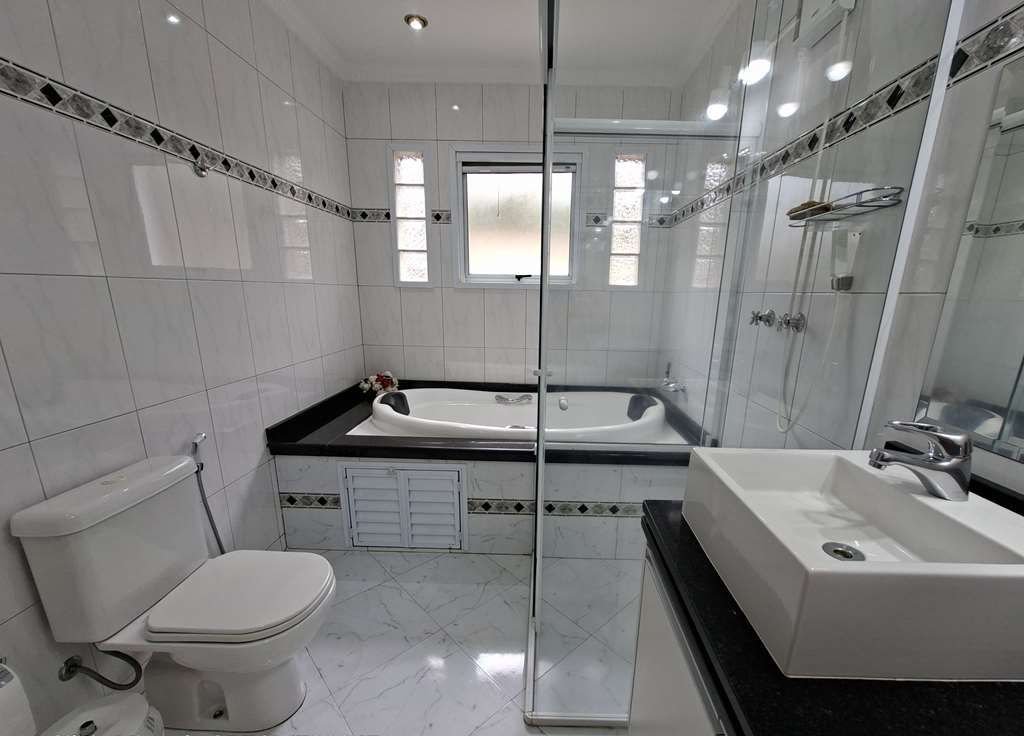 Casa com 3 dormitórios à venda, 268 m² por R$ 1.950.000,00 - Granja Viana - Carapicuíba/SP — foto 38 de 52